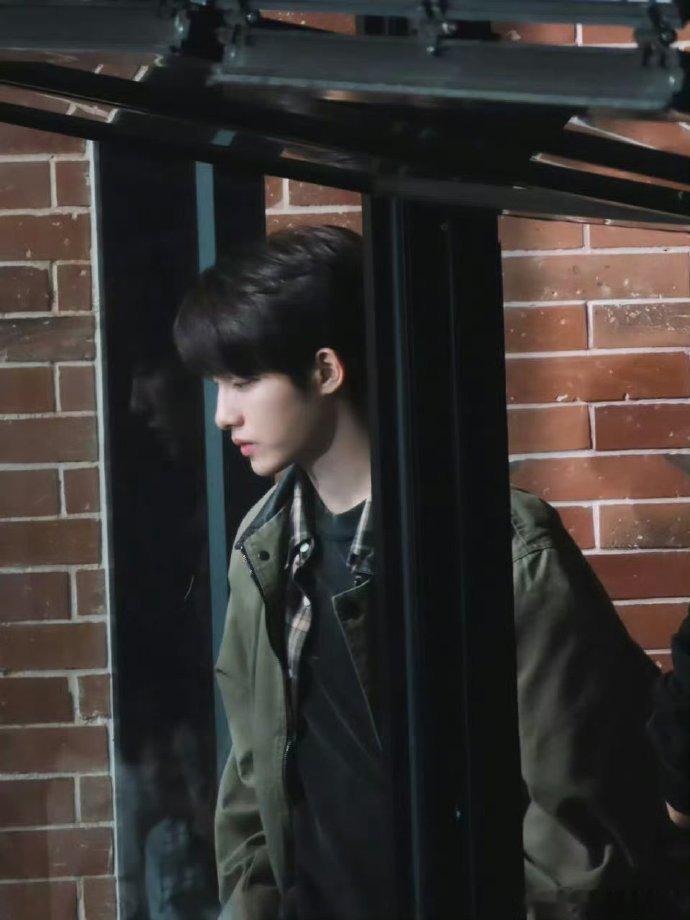 董思成陈砚周好帅 《今天是太阳雨》路透帅出新高度！董思成军绿色工装外套超显气质，