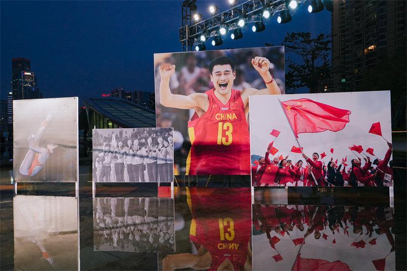 广州塔北中庭“新中国体育”主题图片展揭幕，将持续至11月21日，面向公众开放。旗