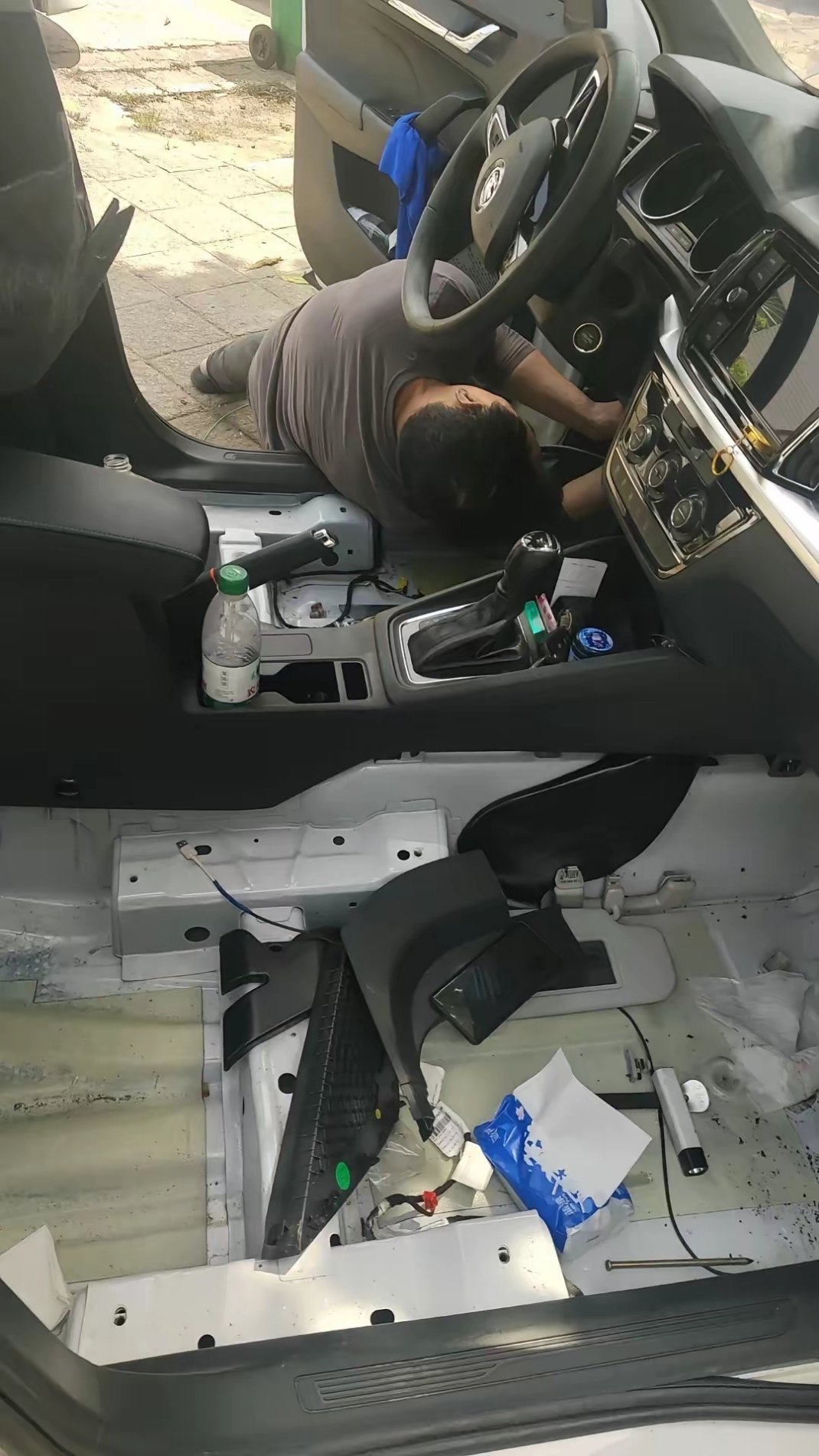 买小车带天窗的朋友小心了，我已经中招了，前两天开出去洗车，发现车座位底下全是水还