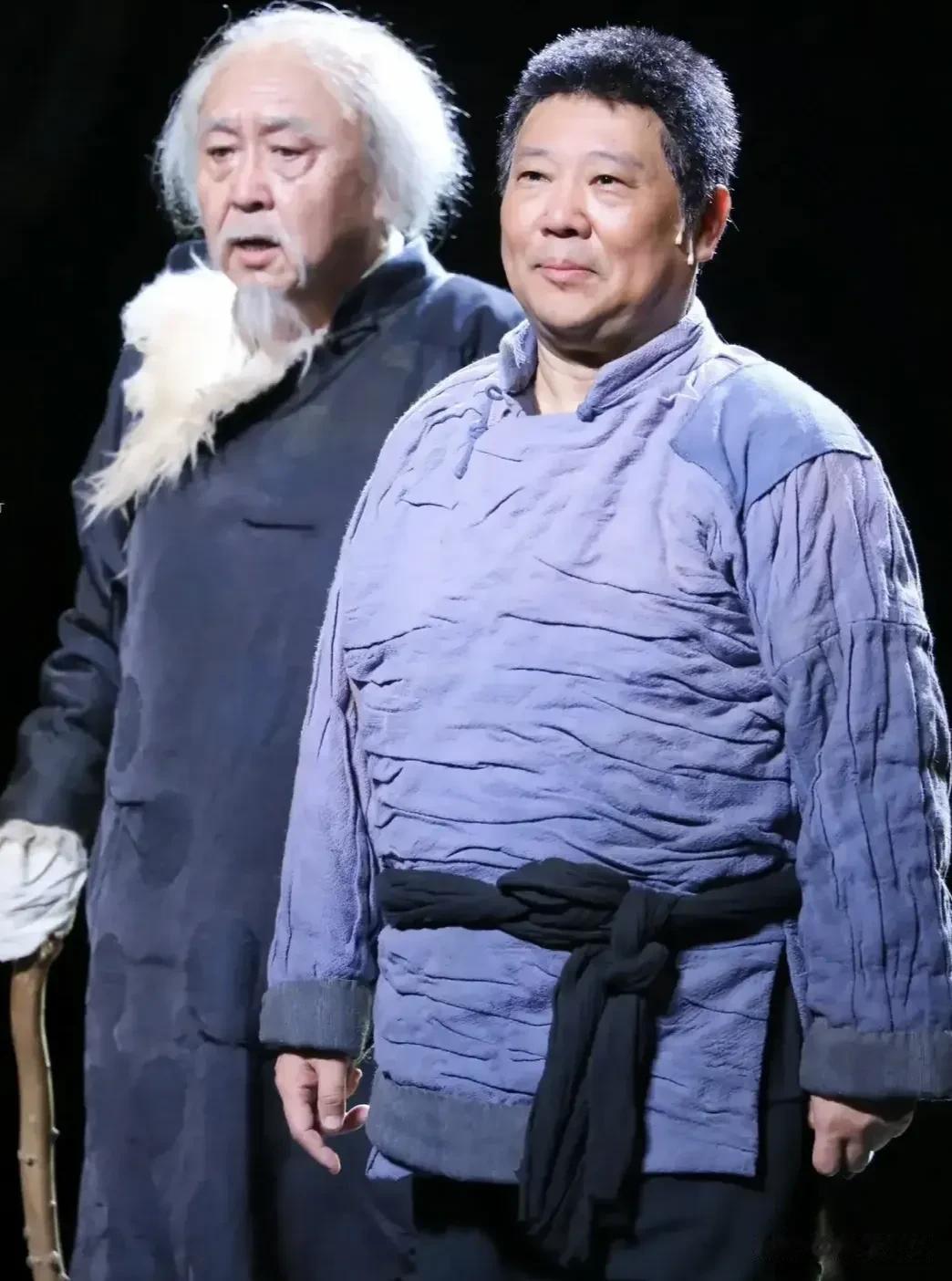 郭德纲也是挺怪的，他演的绝大部分电影票房都不佳、亏得底朝天，但他说相声、演话剧却
