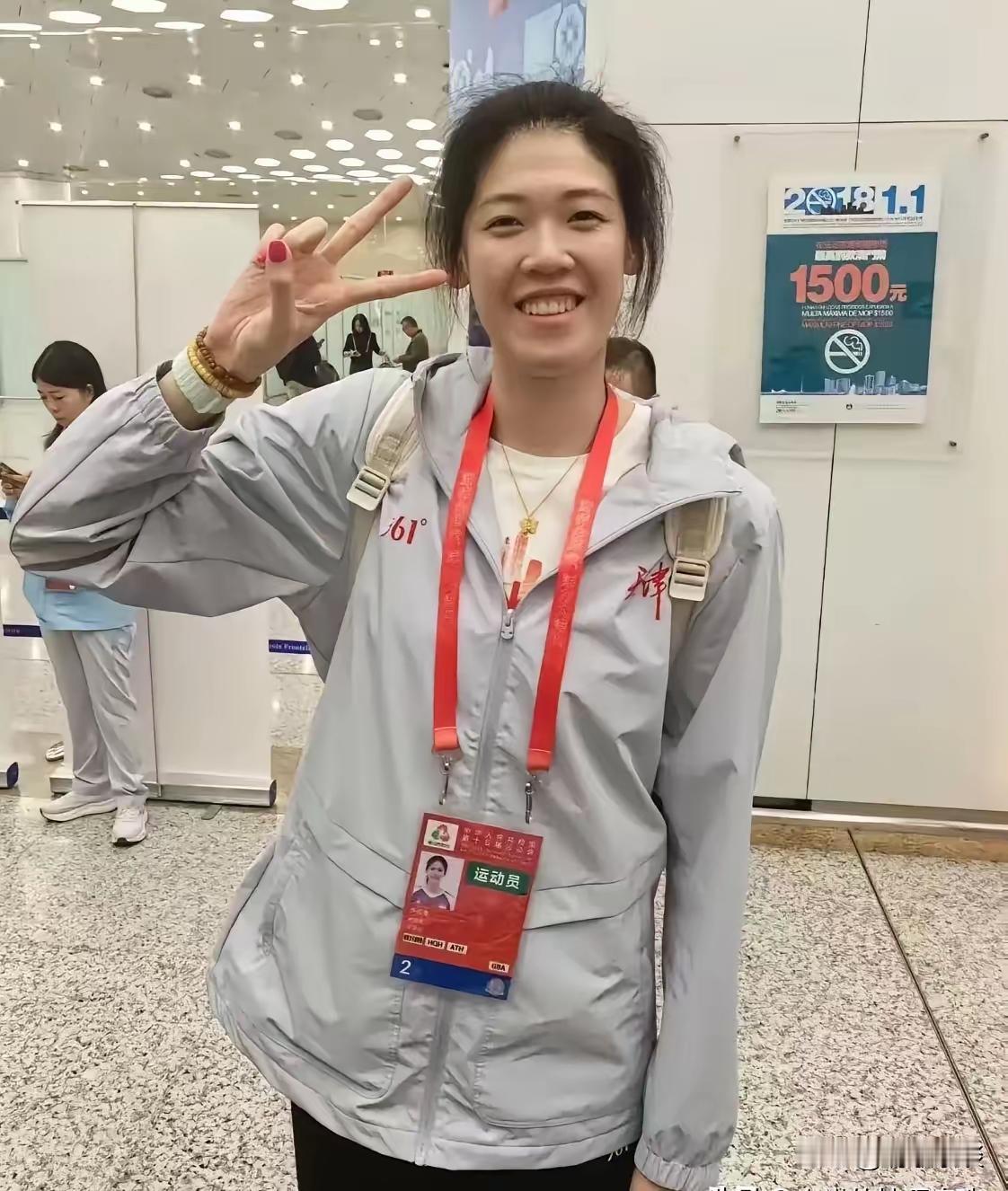 李盈莹登陆意大利！
看看世界一流俱乐部是如何做的：
1、俱乐部队医接机，一下飞机