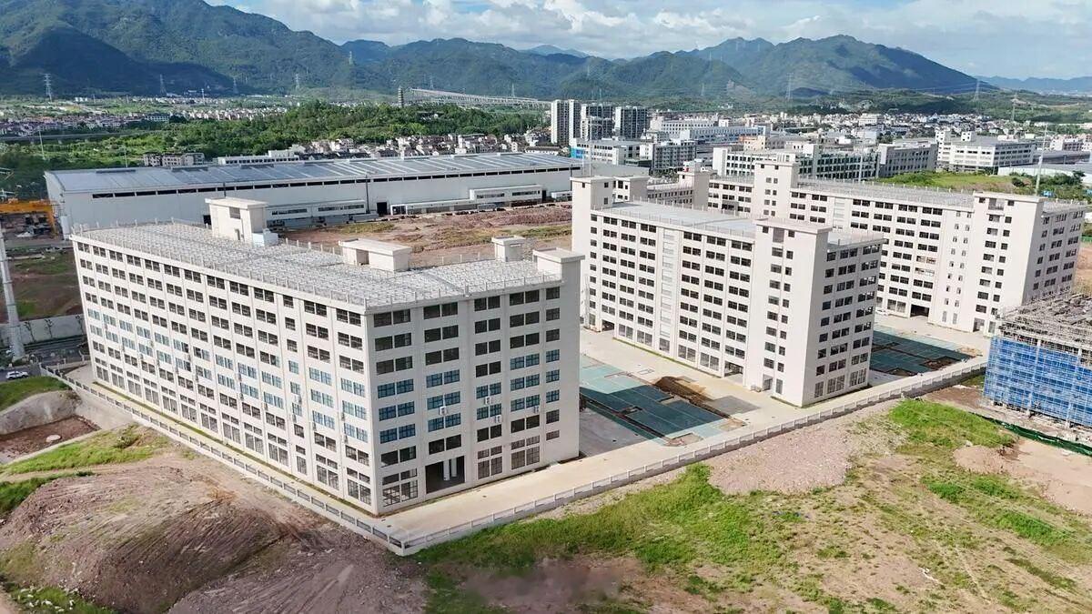 东阳身边事 8月25日下午，浙江鑫吉和工贸有限公司项目建设现场，崭新的现代化标准
