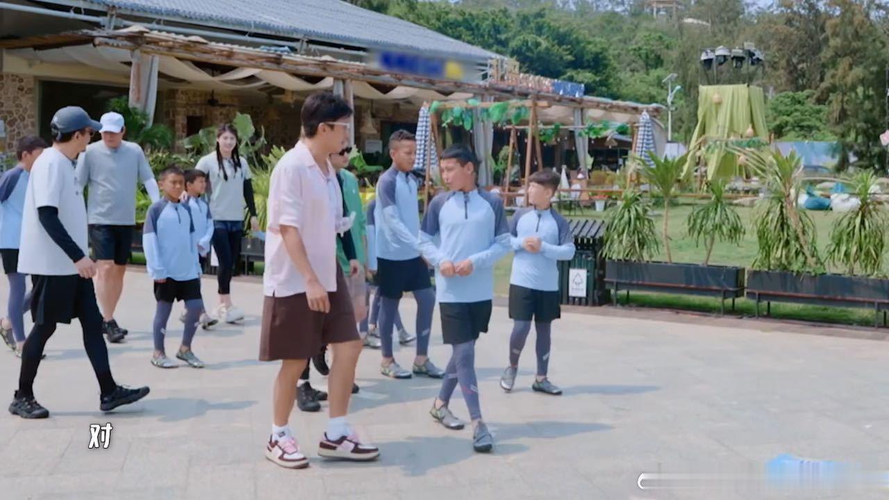 邓超问小朋友鹿晗帅不帅 超哥牵线搭桥，让小朋友当评委。孩子公正给出满分评价，鹿晗