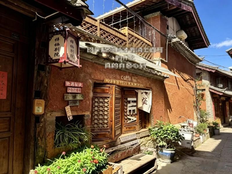 丽江民宿贴“艳遇秘诀”，“不违规”？
近日有人去丽江束河古镇散心，结果被一家民宿