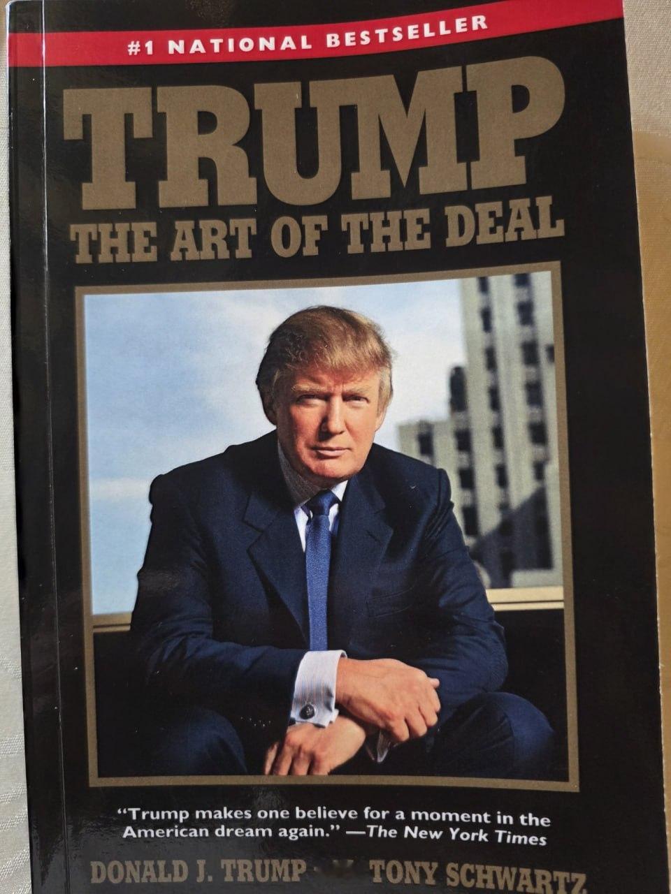 哥伦比亚总统古斯塔沃·佩特罗在周二与特朗普会面时，还收到了特朗普签名的《特朗普—