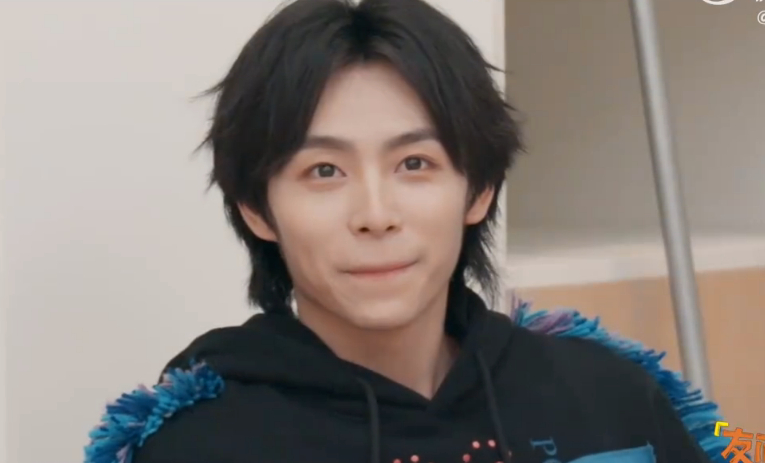 00后青衣耍剑花眼前一亮又一亮  好家伙，一个耍剑的动作就已经让人目瞪口呆了，更