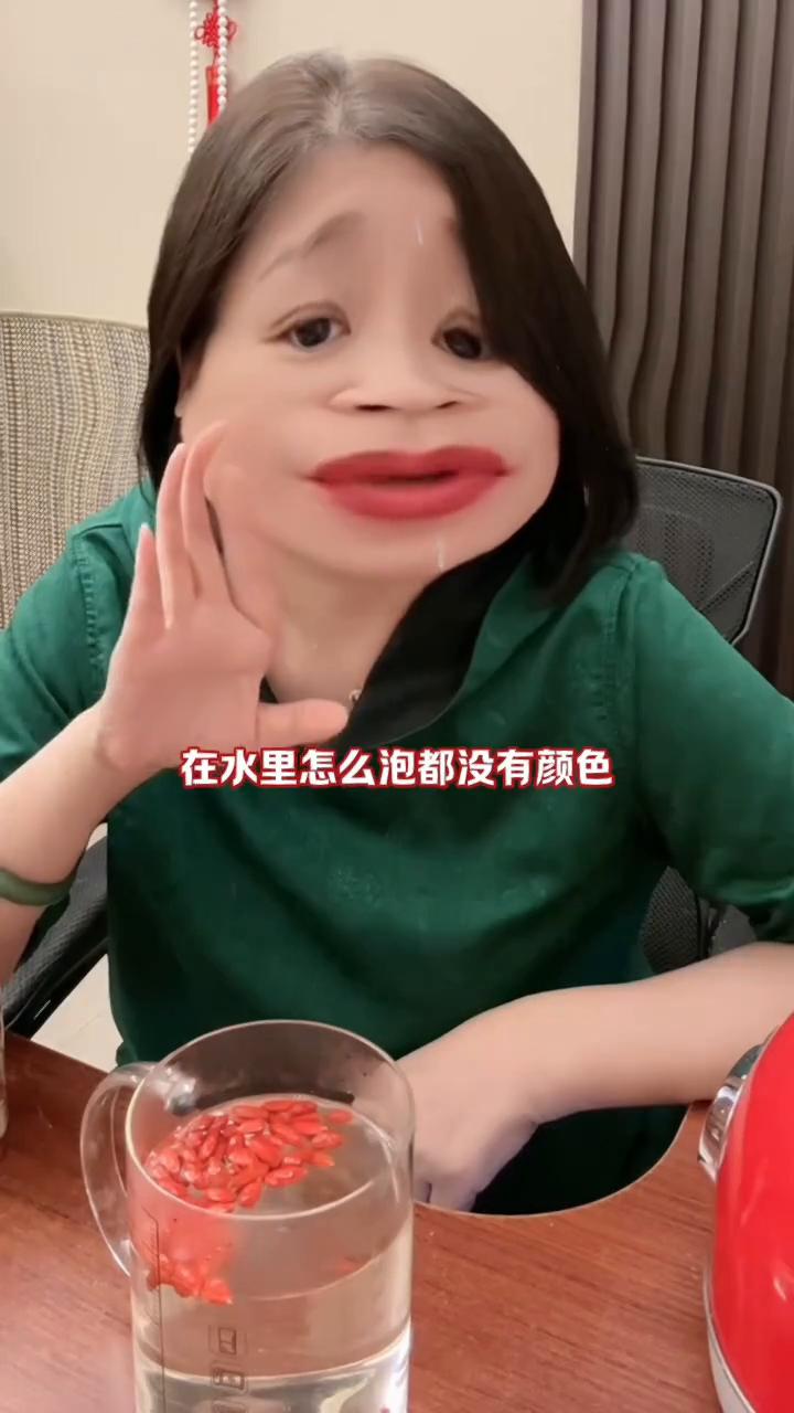 泡水3种颜色辩别枸杞好坏。
抓一把枸杞放在杯子里，倒上温水，五分钟以后用颜色来判