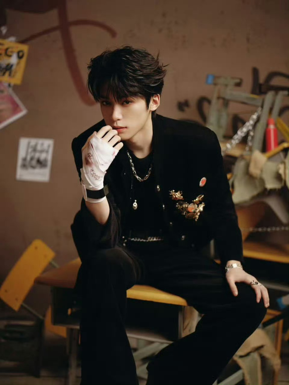 梓渝音乐节 热血高校战损妆梓渝绷带上画了小鱼 ​​​