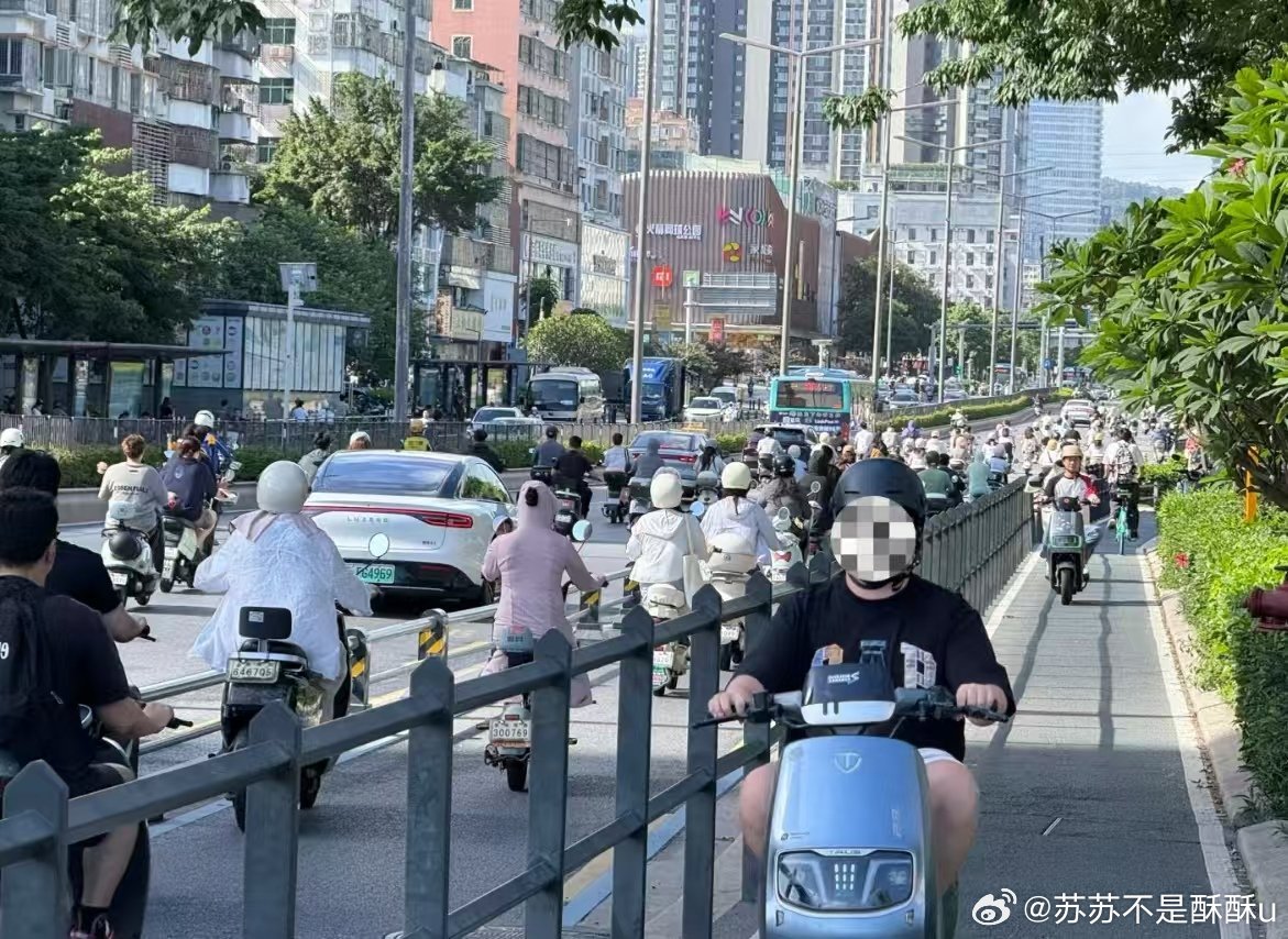 这届深圳骑手争当城市文明门面 每天穿行在城市车流里，骑手们慢慢养成了等灯礼让的习