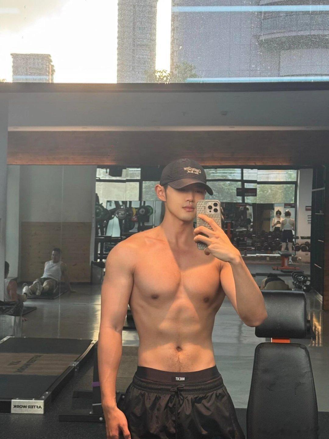 好喜欢这样子的肌肉男吧体育生