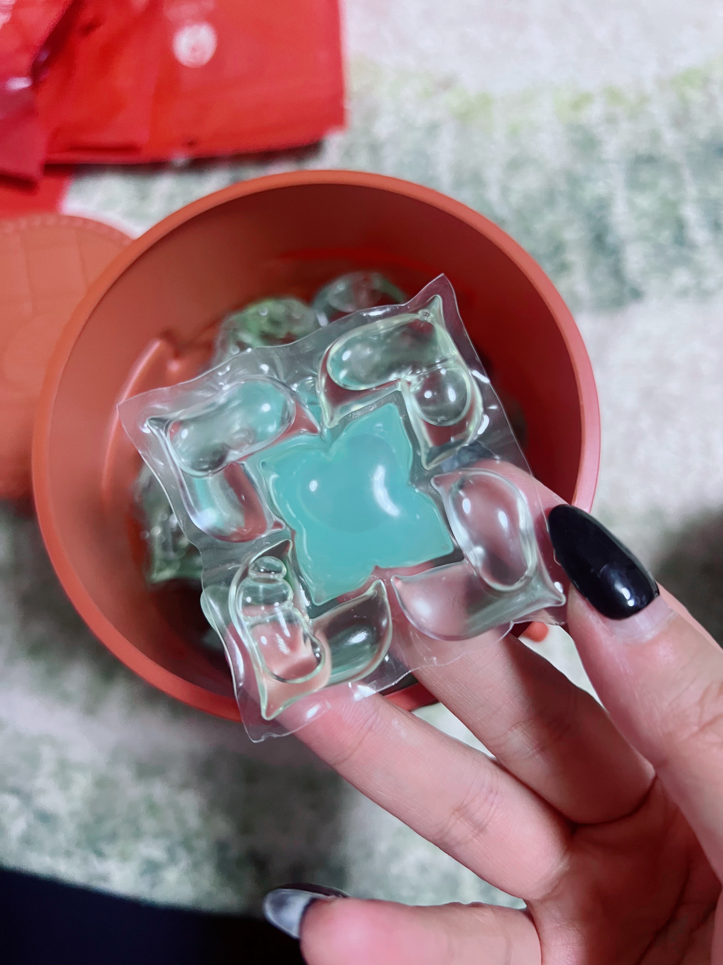 499的礼盒🎁已经收到了✌🏻周边还要明天才能到！已经迫不及待了！闻了一下，味