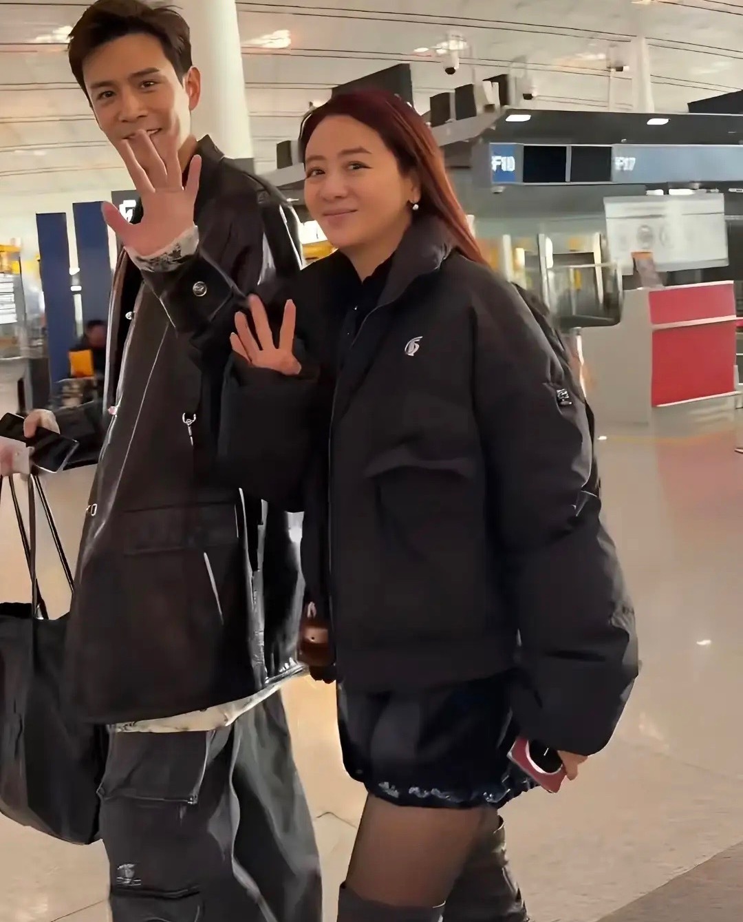 经超和老婆牵手出门，45岁小李琳不化妆憔悴，生两个孩子腿还很细！ 