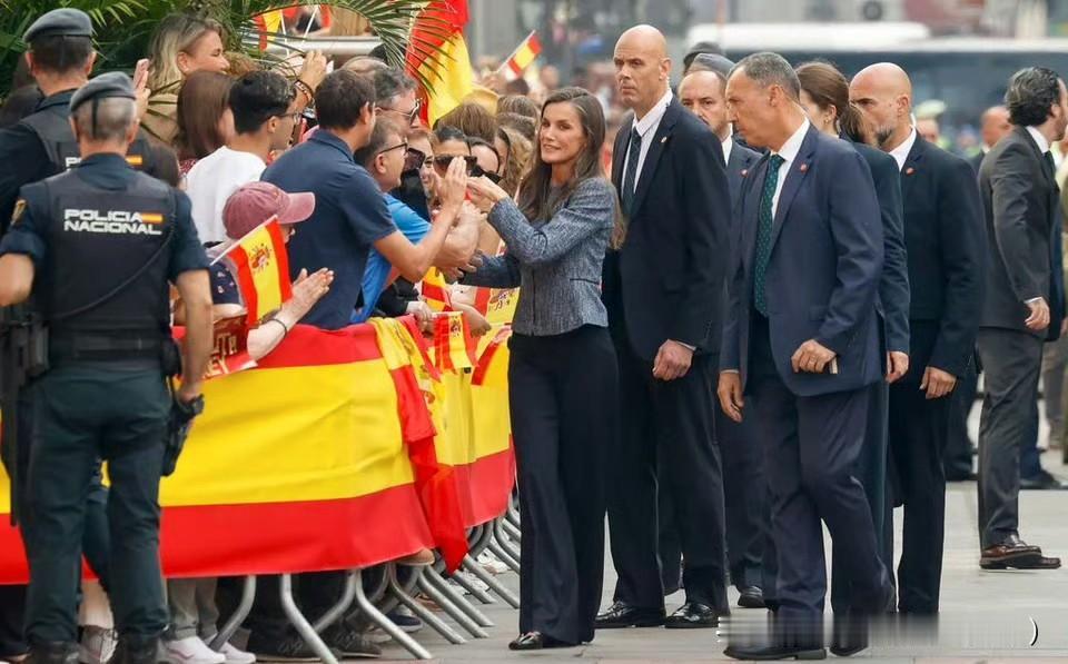 国王夫妇即位以来，首次访问休达地区！民众的热情实在太高涨了吧！