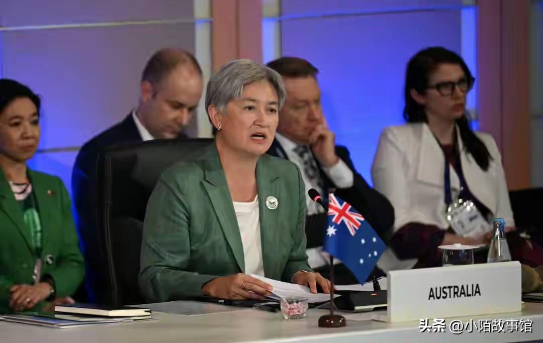 澳大利亚外长黄英贤，妄图煽动东盟围攻中国，现场各国无一人响应。

这事儿往浅了说