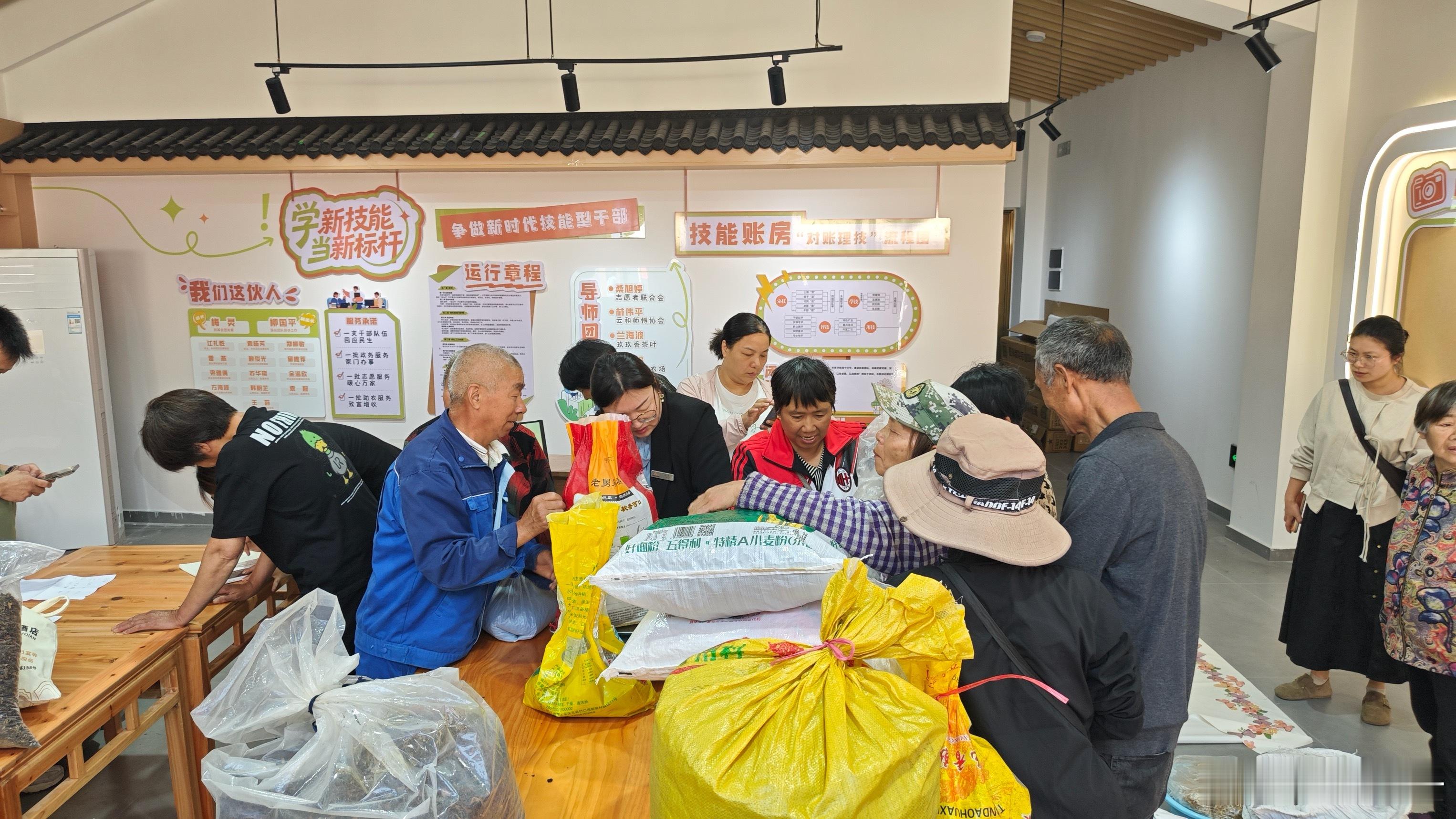 丽水云和赶集式服务暖到百姓心坎里烟火集市搭起便民阵地，服务下沉温暖千家万户。云和