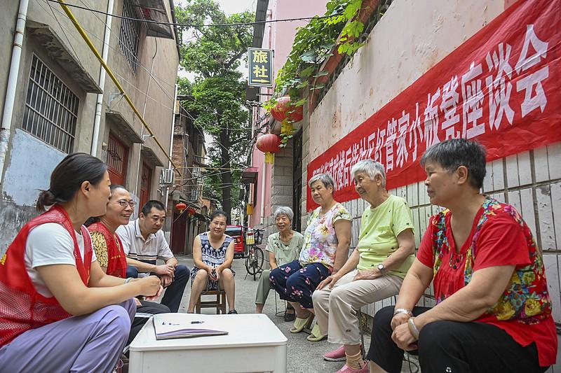 如今刷各类内容，耳濡目染听到的，大多是顶层设计、精英治理。

不光是日常话语里，