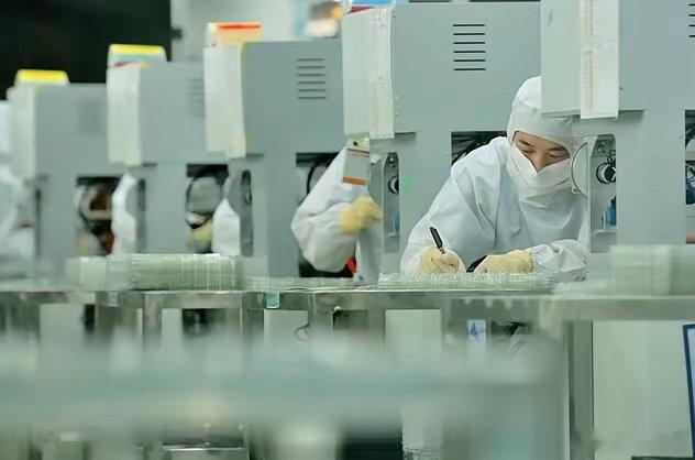 蓝思科技手握两大重磅合作，有望突破周期困境蓝思科技作为消费电子玻璃龙头企业，接连
