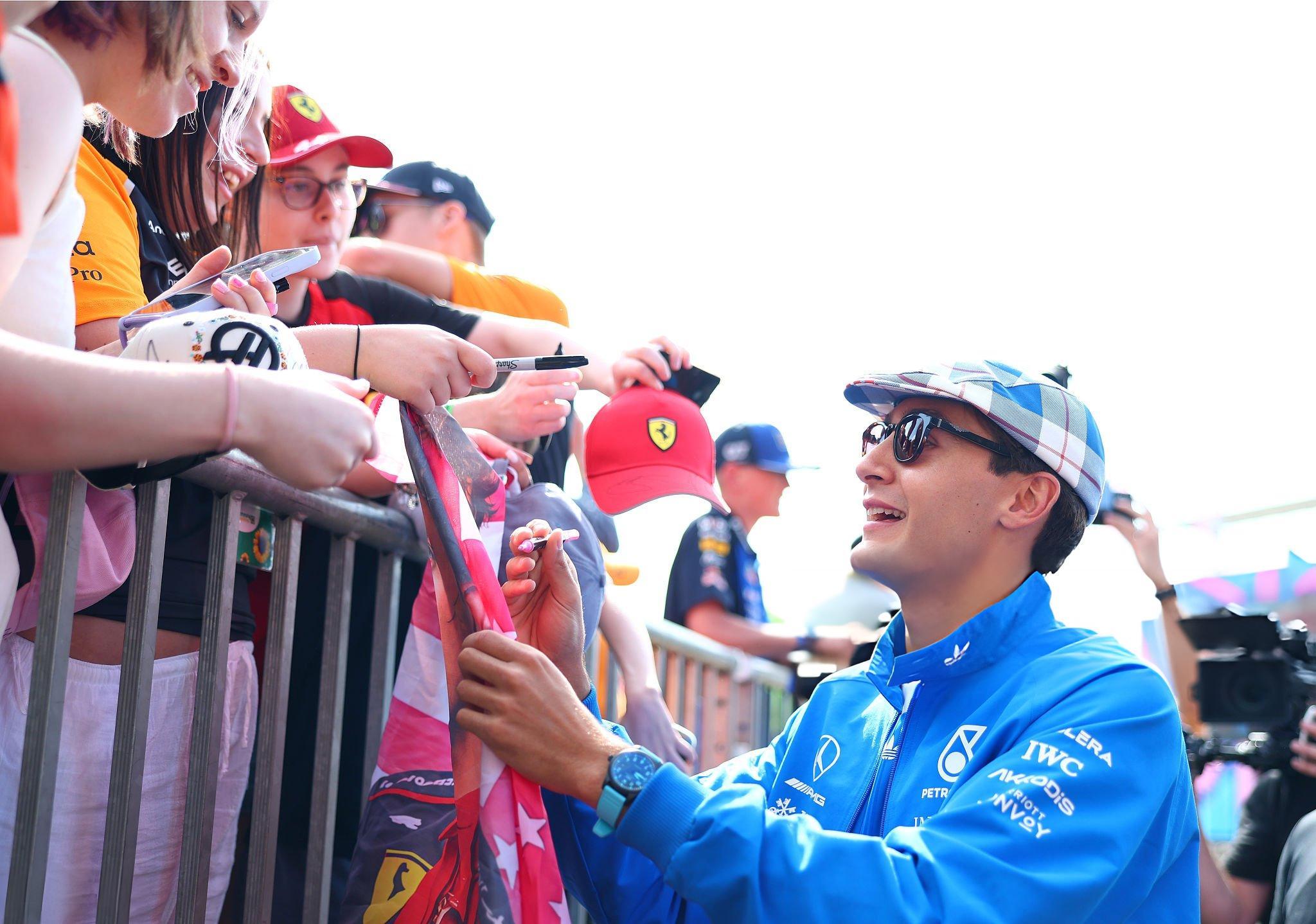 260703英国周五上班©gettyimages©alamy乔治拉塞尔 🇬🇧
