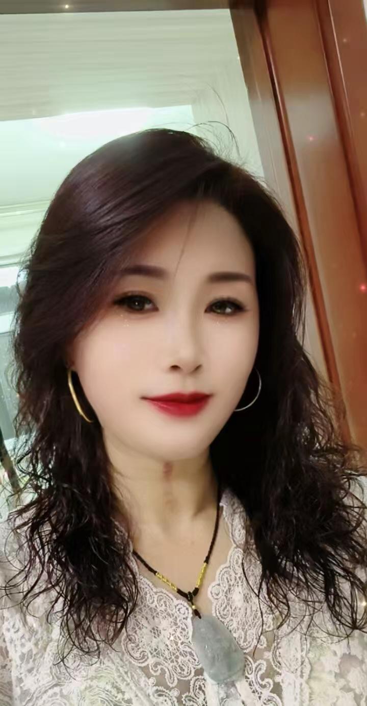 卖个萌撒个娇可甜可酷可温柔 爱美是女人的天性我也不例外