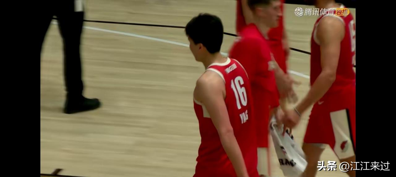 杨瀚森半场高效砍下最高10分5篮板！投篮6中4，可惜俩三分没进！杨瀚森背身单打太