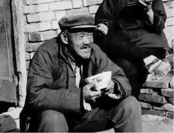 1947年，一名地主趁敌人聊天时，把绑在树上的地下党放走，新中国成立后地主被抓，