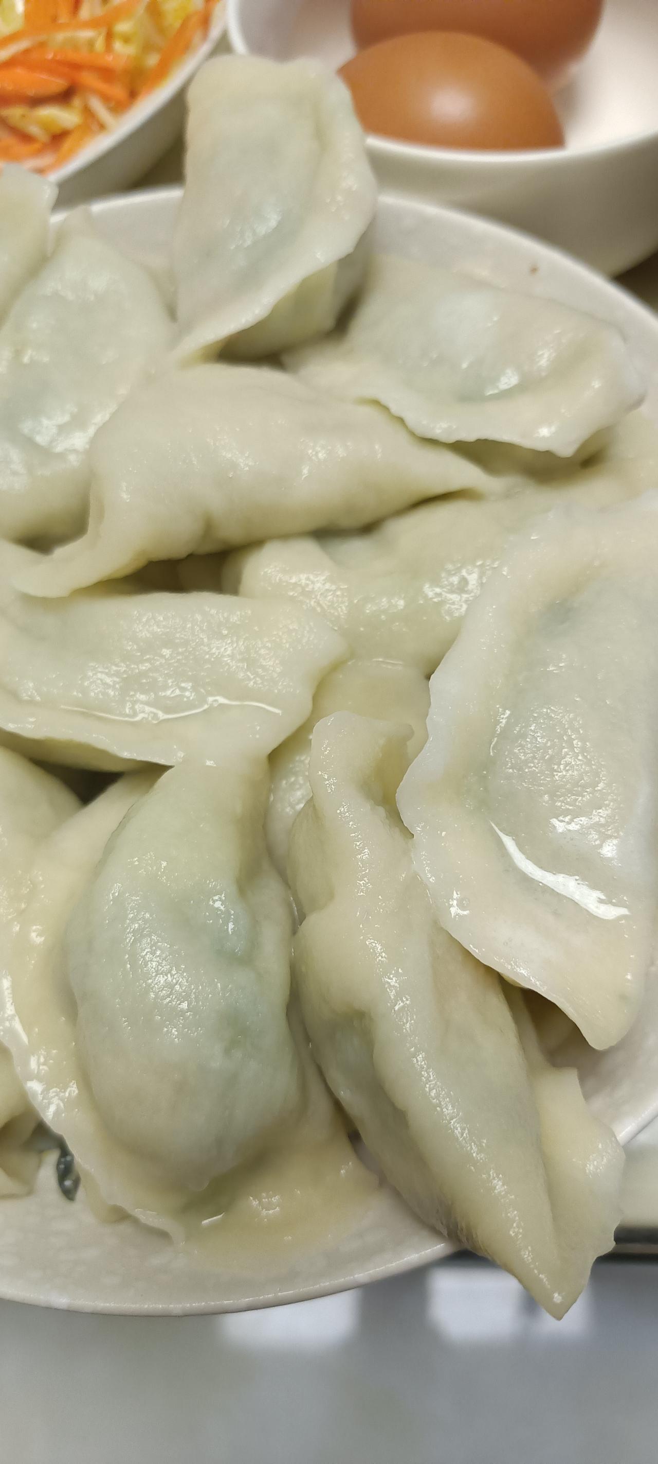 今天的早餐还是饺子，韭菜馅的。
昨晚就把韭菜洗好控水了，韭菜必须提前控水，要不然