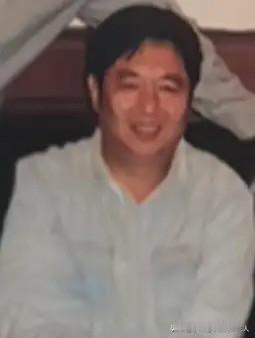 韩建华是韩培信的大儿子，出生于1948年。博物院的徐湖平比他大三岁，毕业于江苏省