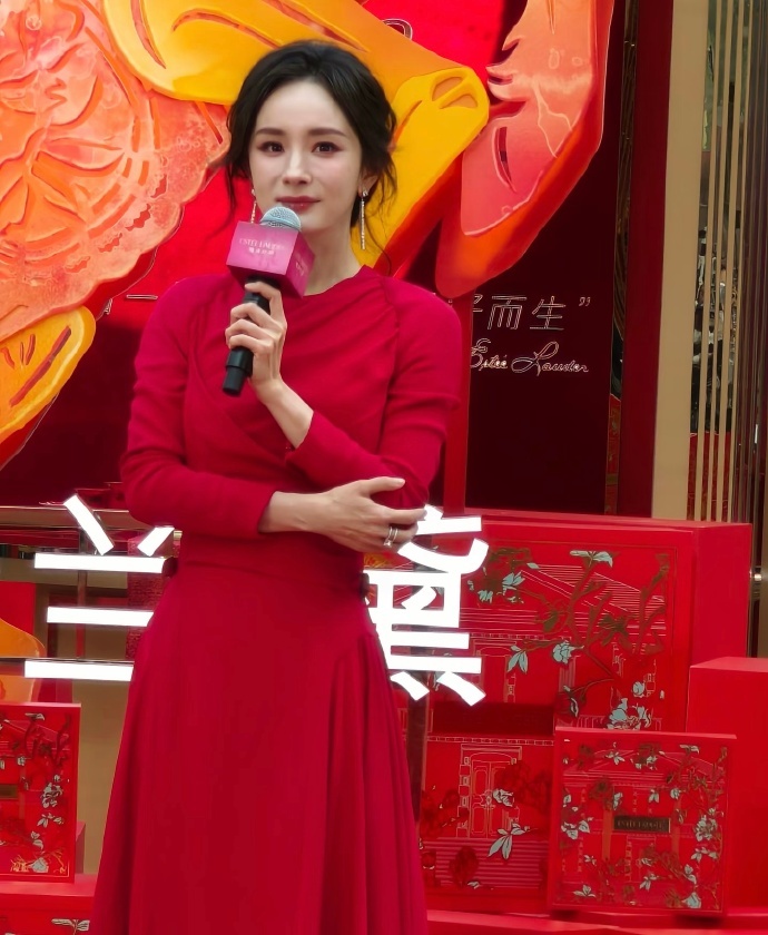 杨幂赵丽颖唐嫣今日生图状态杨幂赵丽颖唐嫣今日生图状态，三位85花今天都参加了线下