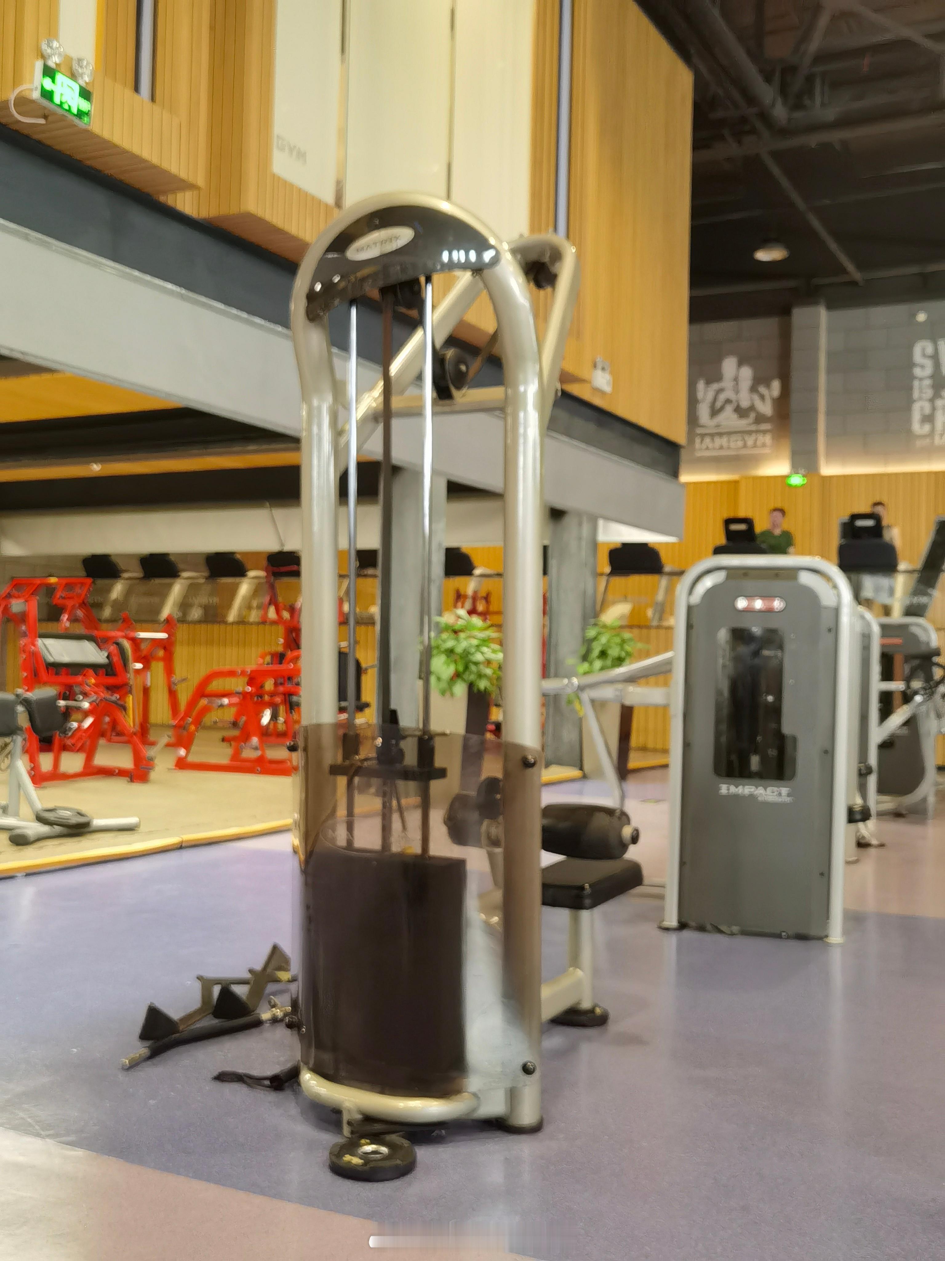 门诊日的中午，撸铁是最好的放松[加油] ​​​