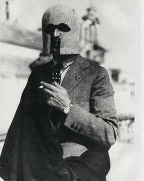 1938年，西班牙考古学家Manuel Esteve Guerrero头戴一顶公