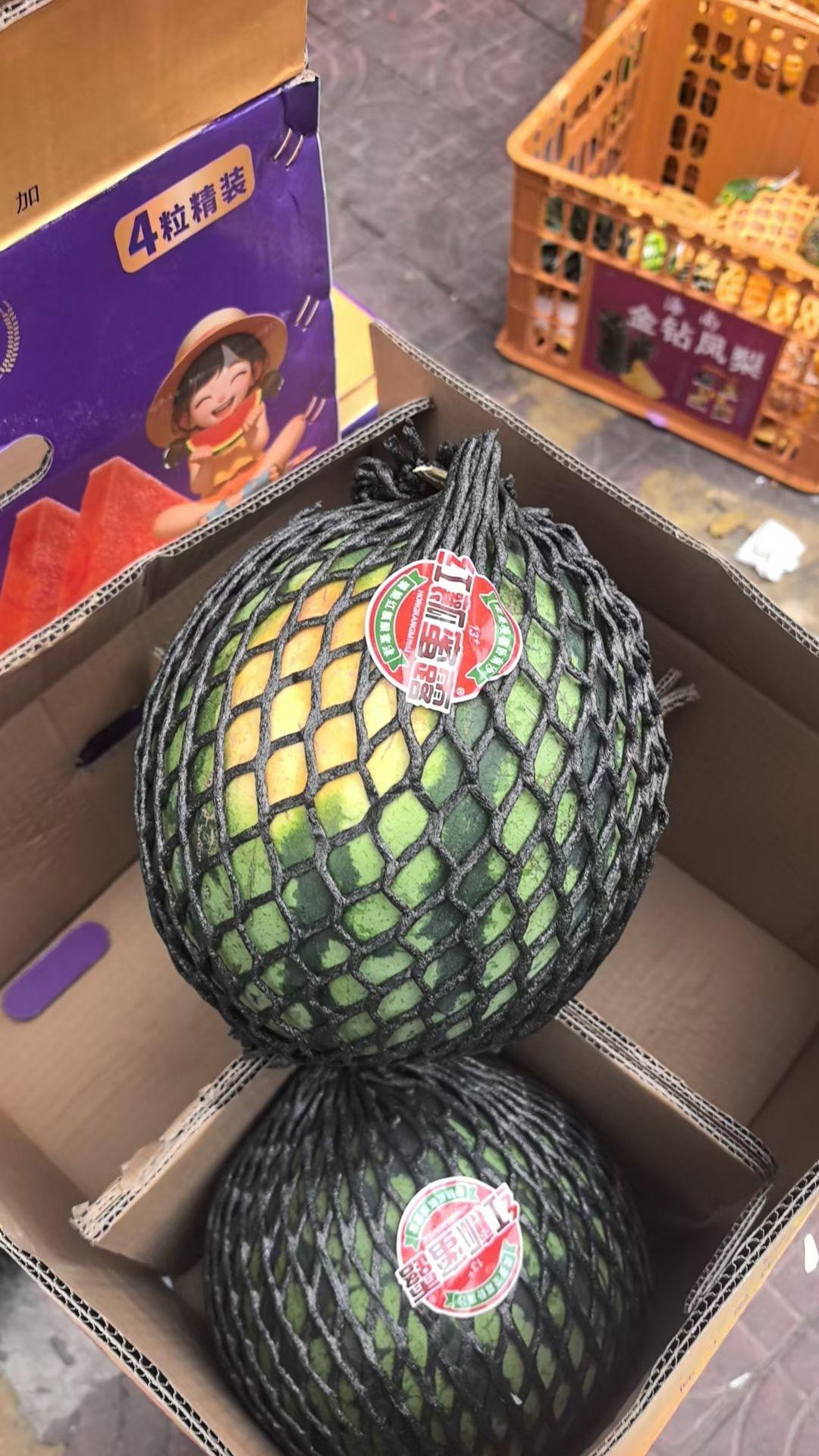 下班路过水果摊，一眼就相中了个甜西瓜，开开心心抱回家，满心想着切给儿子吃。
结果