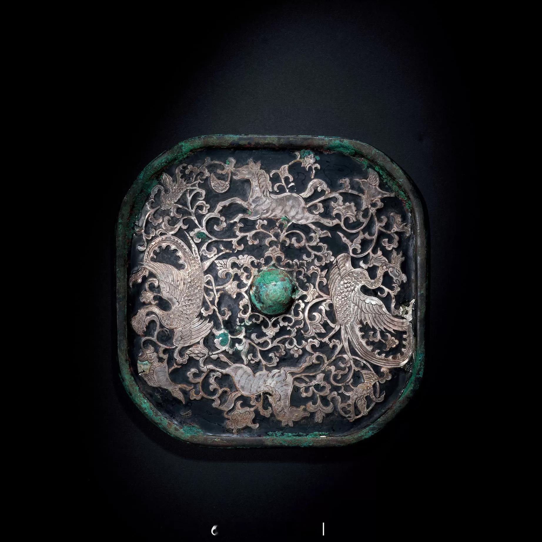 唐 嵌银朱雀飞马图黑漆铜镜铜镜作四方倭角形，圆钮。黑漆地，采用嵌银工艺，错落有致