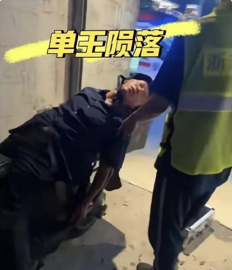 一个人跑外卖这么卖命，许多人不懂挣钱一定是在自己的能力以内，多了会让人承受不了，