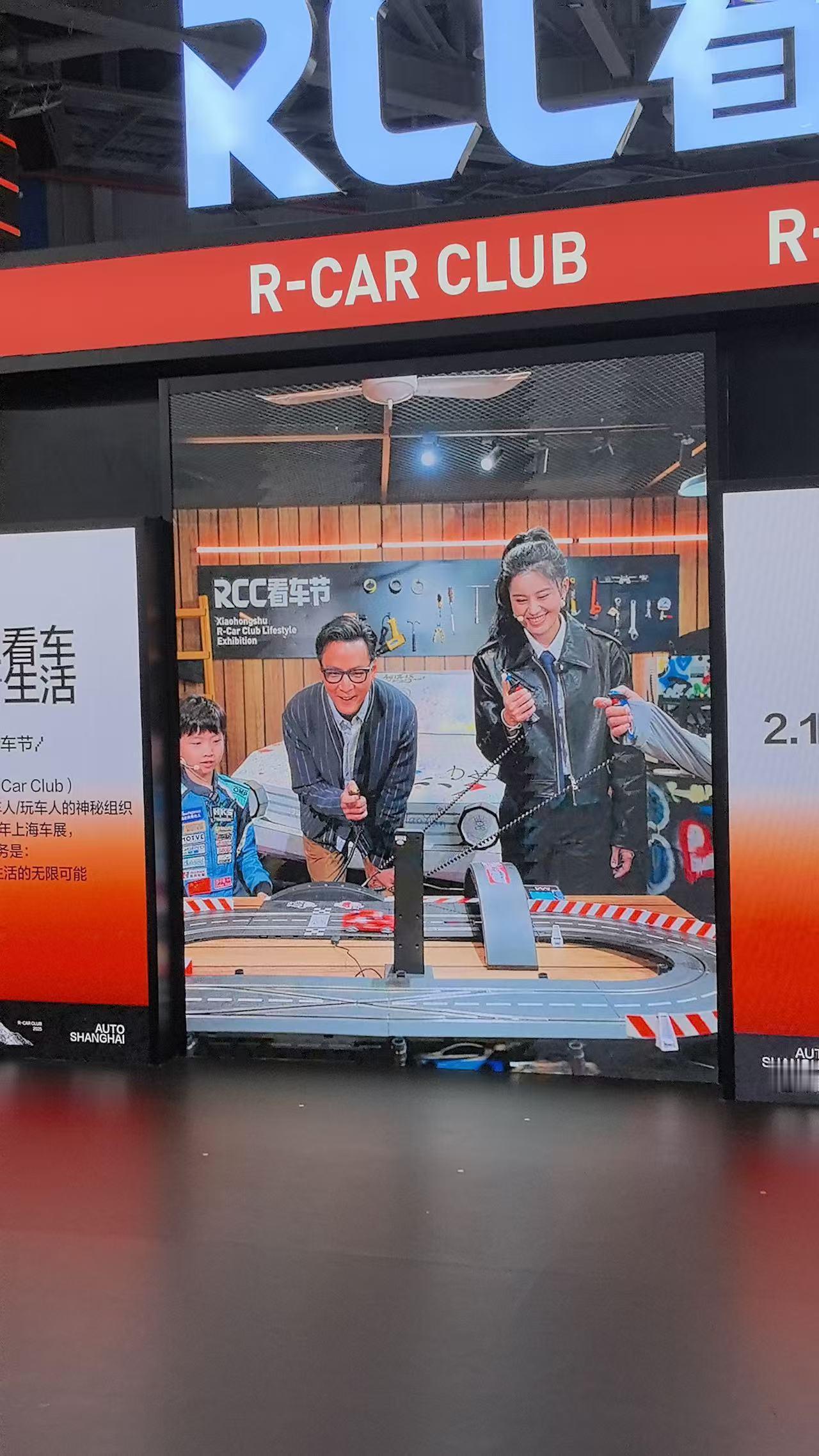 24岁演戏50岁教英语最近想开飞机get好学boy一枚～阿祖在小📕车展展台找女