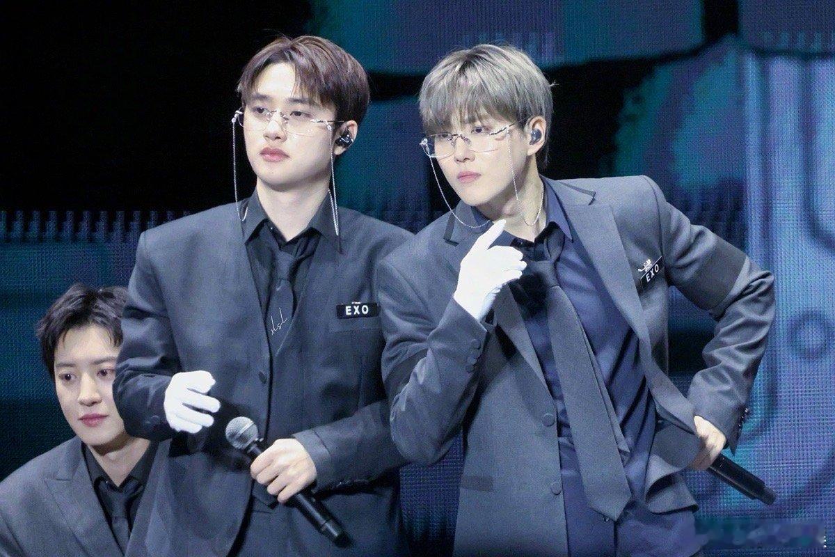 EXO全员无框眼镜 EXOEXO 见面会上，全员无框眼镜造型，好高的适配度，让人