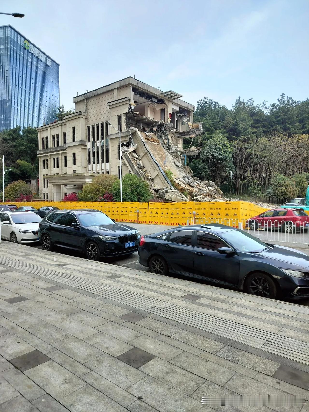 云城中心这楼怎么拆了？