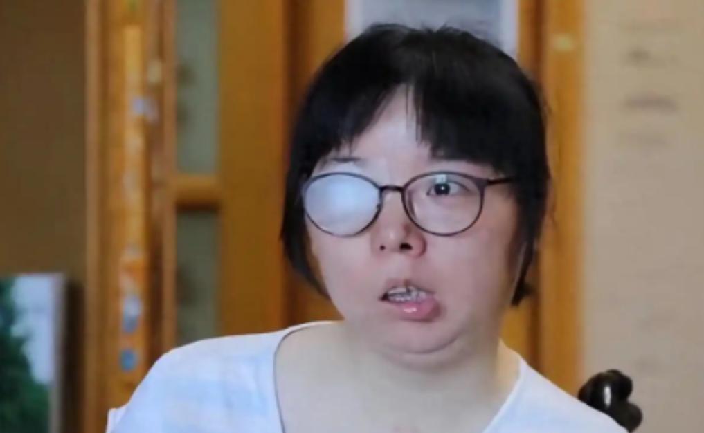 30 岁安徽女博士怀孕后瘫痪在床，丈夫悉心照顾，不料，生下儿子后，丈夫看了一眼却