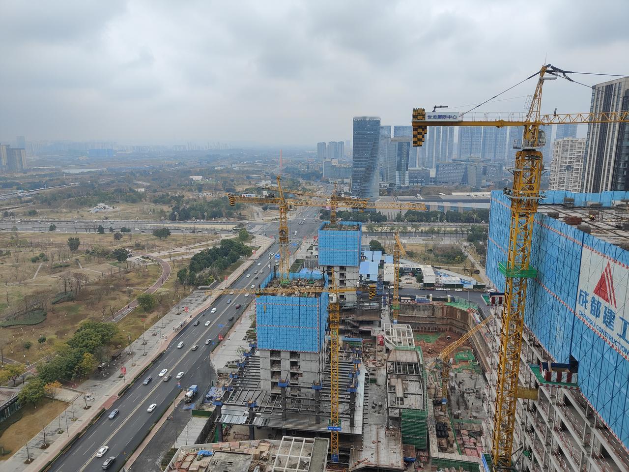 成都的天气就像坐过山车一样，
前几天都还是十多度，这两天突然降温到只有几度，还伴