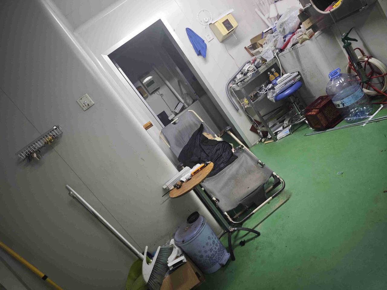 刚收拾利落没多久，又让他弄得这么乱
算了，我也懒得弄了
大家环境，一起保持才能行