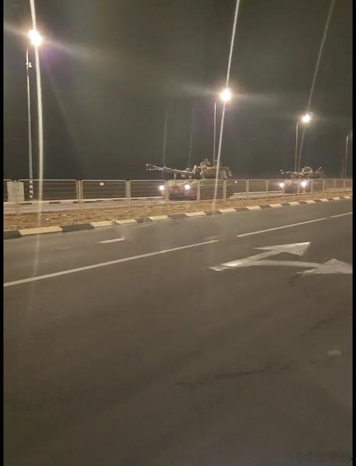 以色列的坦克和战车不断运往加沙地区，目前哈马斯那边最重型的武器是破开铁丝网的推土