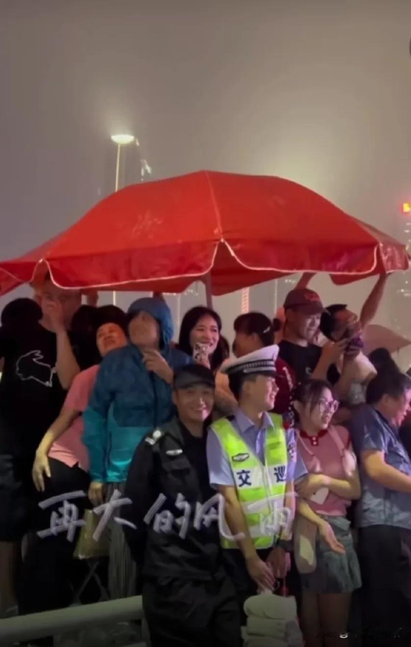 “这么好的人，她居然走了。”“她是一个和蔼可亲的人，我有时没带钱，也没吃早饭。她