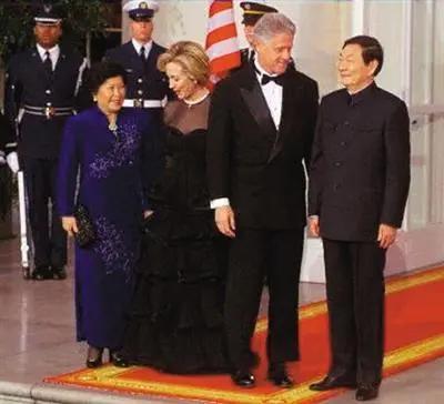1999年4月7日，应美国总统威廉·克林顿的邀请，朱镕基总理出访美国，他是15年