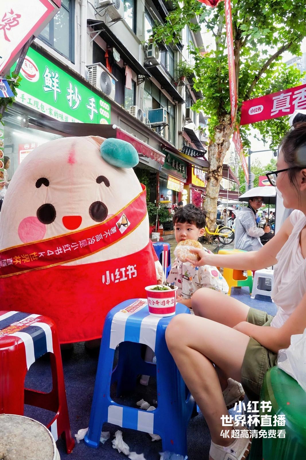 阿根廷赢了但把疲惫写在脸上阿根廷苦战拿下对决，全员体力耗尽尽显疲惫。武汉大街小巷