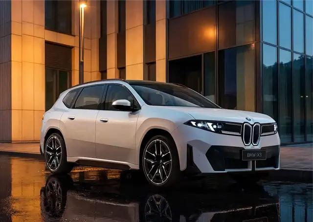 全新宝马 iX3 长轴版是宝马专门为中国市场量身打造的纯电 SUV，诞生于新世代
