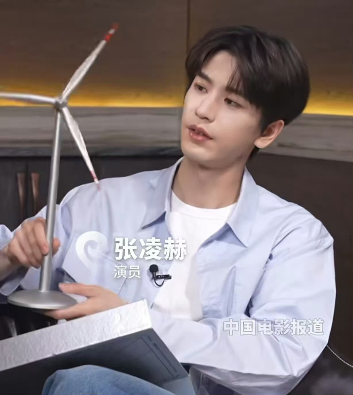 张凌赫 张凌赫谈拍公益纪录片感受褪去演员光环回归本真身份，沉浸式探访能源一线。此