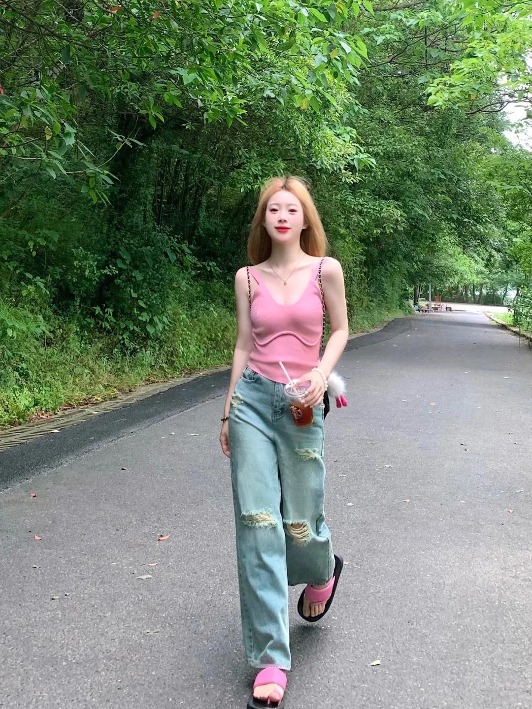 #夏日生活打卡季#🌸甜酷风来袭！粉色吊带衫遇上破洞牛仔阔腿裤，少女心与街头风的