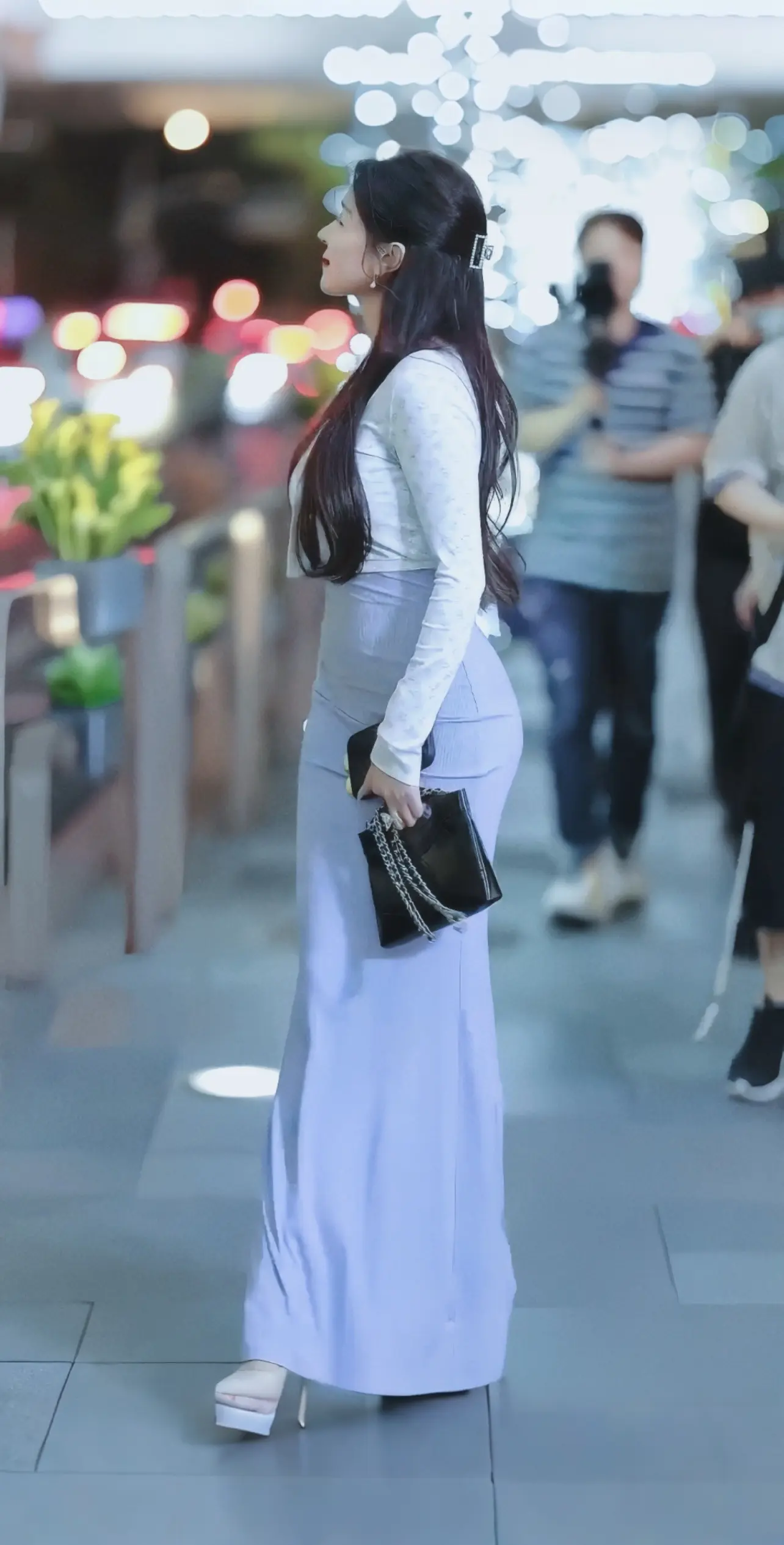AI扩图 街拍美女