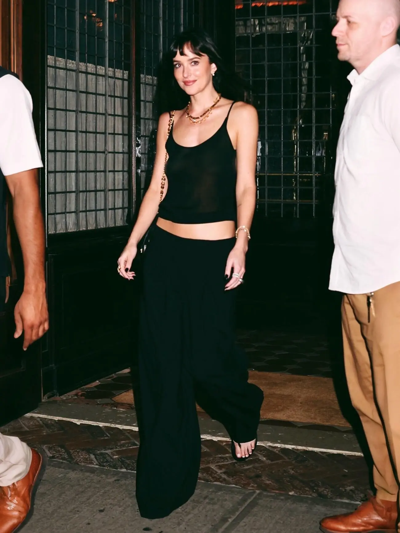 达妹昨夜纽约街拍，松弛的黑色系法式女郎。Dakota Johnson新...