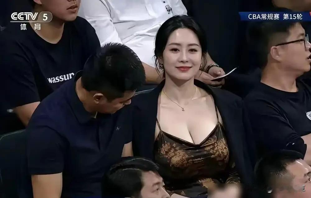 估计杨鸣自己也没想到，坐在观众席上看个“球”，竟然能被央视抓拍了，甚至辽粤大战都