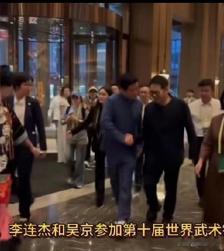 吴京李连杰见面，握手明显比拼了一番腕力，吴京说一会儿把照片发给我媳妇儿
这种情况